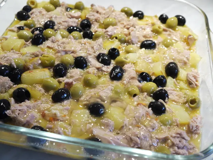 Испанский картофельный омлет (тортилья) с тунцом и оливками: шаг 5