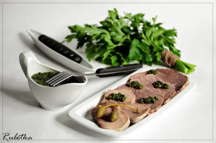 Salsa verde per bolliti di carne. мясная нарезка под зелёным соусом.: шаг 12