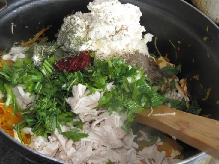Ароматные булочки с сочной начинкой: шаг 2