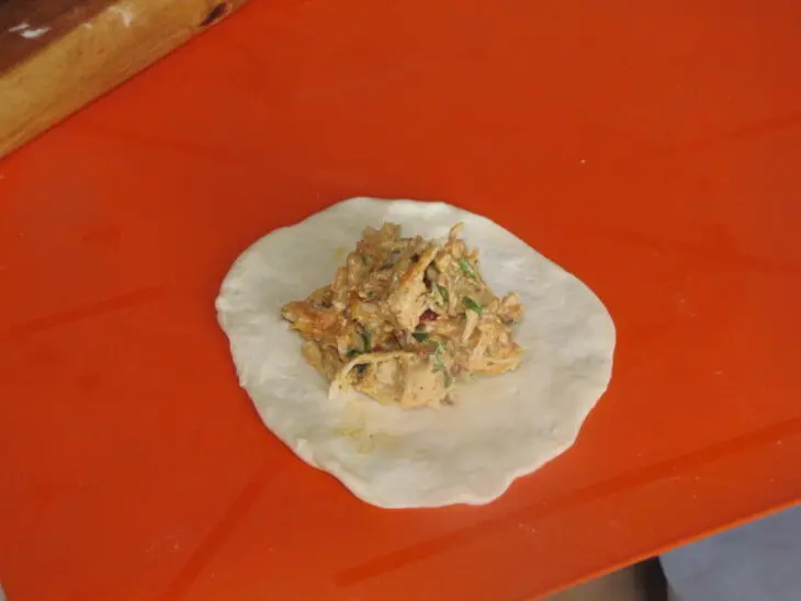 Ароматные булочки с сочной начинкой: шаг 3