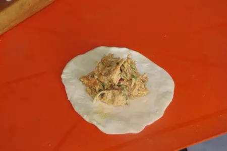 Ароматные булочки с сочной начинкой: шаг 3