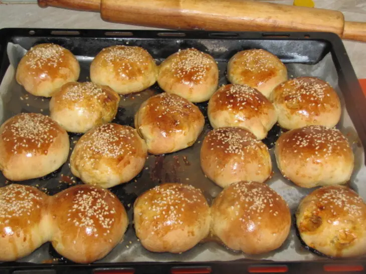 Ароматные булочки с сочной начинкой: шаг 6