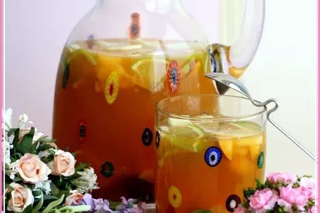Сангрия из белого вина с персиками, лаймом и виноградом: шаг 1