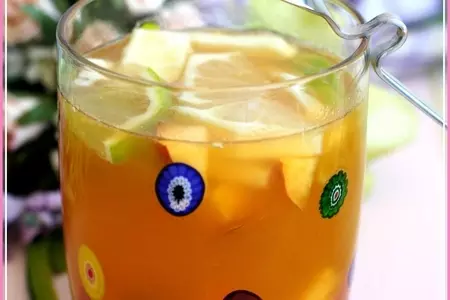 Сангрия из белого вина с персиками, лаймом и виноградом: шаг 3