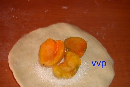 Сдобное тесто и пирожки из него с абрикосами: шаг 4