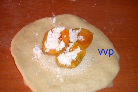 Сдобное тесто и пирожки из него с абрикосами: шаг 5