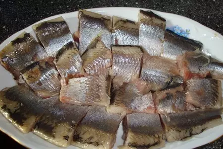 Сельдь под томатным соусом: шаг 1