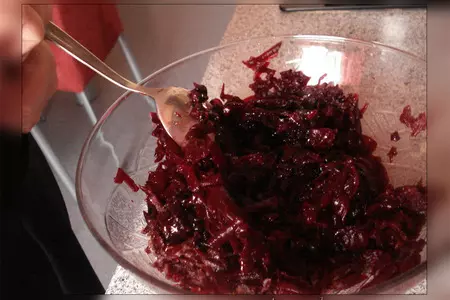 Салат свекольный со сливовым соусом... сэр!: шаг 6
