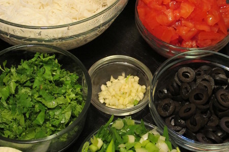 Салат в греческом стиле  из рисовой  лапши с овощами.: шаг 1