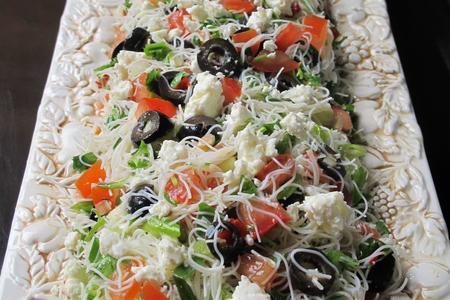 Салат в греческом стиле  из рисовой  лапши с овощами.: шаг 4