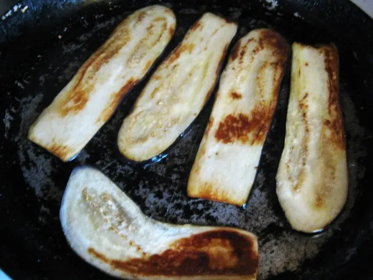 Рулетики из баклажанов с орехами: шаг 3