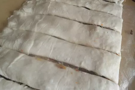 Слоеные крученики с беконом, сыром и чили: шаг 4