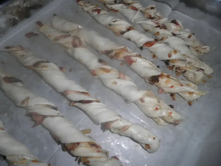 Слоеные крученики с беконом, сыром и чили: шаг 5