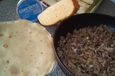 Блинчатый пирог с мясом и грибами: шаг 1
