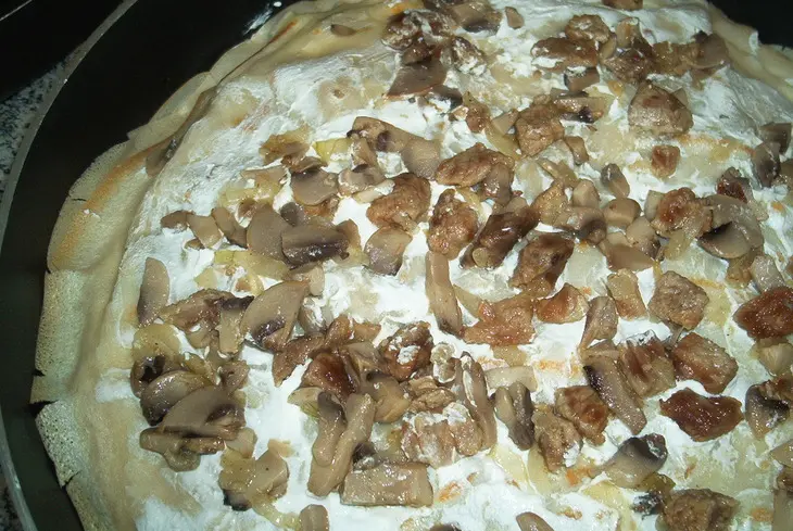 Блинчатый пирог с мясом и грибами: шаг 2