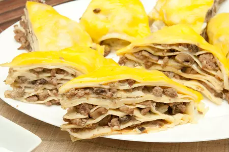 Блинчатый пирог с мясом и грибами: шаг 5