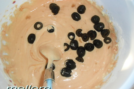 Томатный кекс с ветчиной, сыром и маслинами: шаг 3