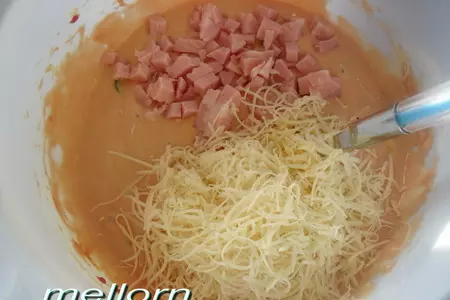 Томатный кекс с ветчиной, сыром и маслинами: шаг 4