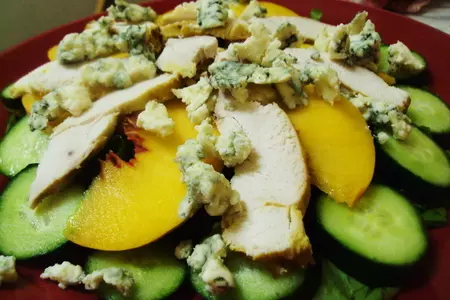 Салат с курицей, рокфором и персиками: шаг 2