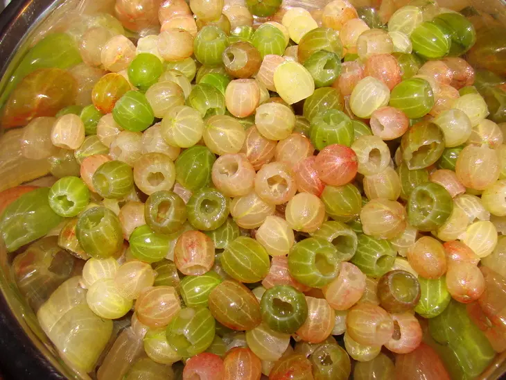 Варенье из крыжовника с грецкими орехами: шаг 1