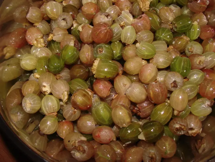 Варенье из крыжовника с грецкими орехами: шаг 3