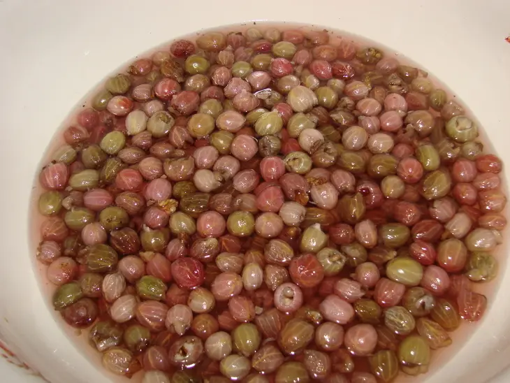 Варенье из крыжовника с грецкими орехами: шаг 5