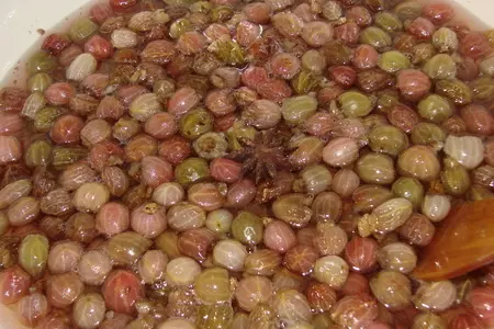 Варенье из крыжовника с грецкими орехами: шаг 7