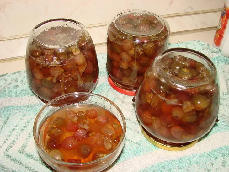Варенье из крыжовника с грецкими орехами: шаг 8