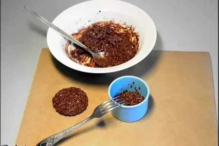 Кофейно-карамельный мусс на хрустящем шоколадном печенье "песчаные розы".: шаг 4