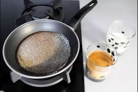 Кофейно-карамельный мусс на хрустящем шоколадном печенье "песчаные розы".: шаг 9