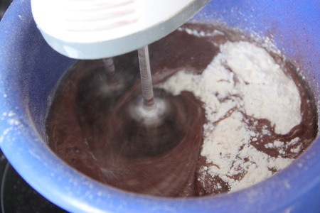 Шоколадно-кофейный кекс с орехами: шаг 2