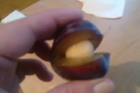 "пьяные" сливы с марципаном в слоёных мешочках: шаг 4