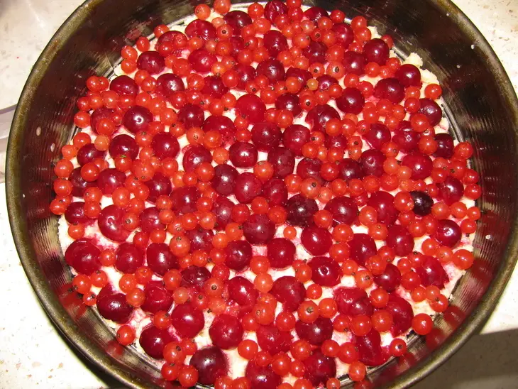 Открытый пирог с ягодками и штрейзелем: шаг 2