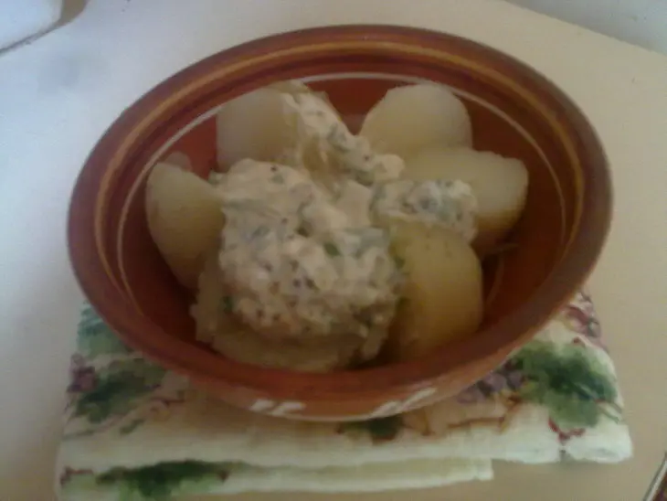 Тёплая картофельная закуска с йогуртовым соусом: шаг 5