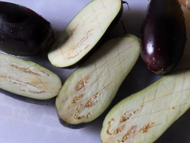 Запеченные баклажаны под сметанным соусом и сальсой: шаг 1