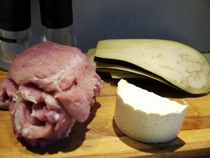 Мясные рулеты с начинкой из баклажан и брынзы „греческие мотивы“: шаг 1
