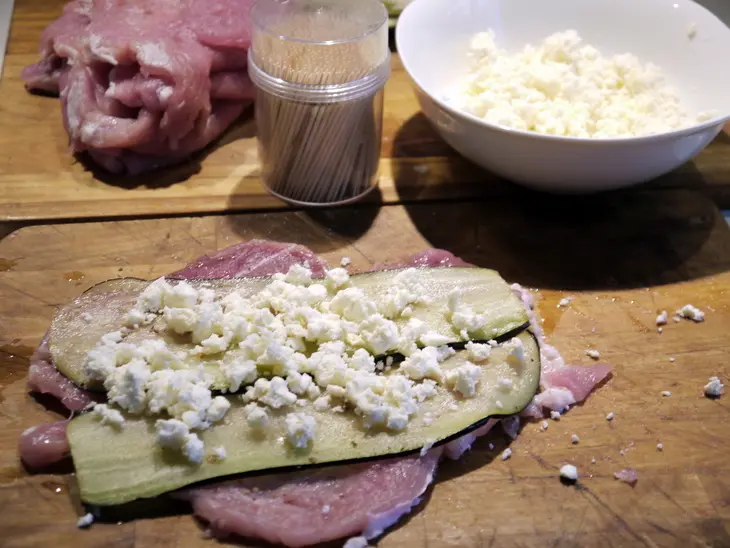 Мясные рулеты с начинкой из баклажан и брынзы „греческие мотивы“: шаг 2