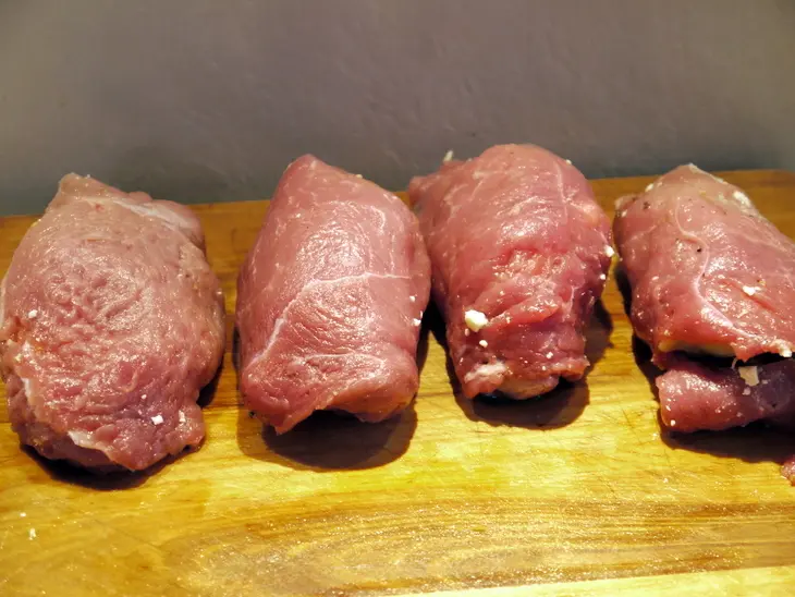 Мясные рулеты с начинкой из баклажан и брынзы „греческие мотивы“: шаг 3