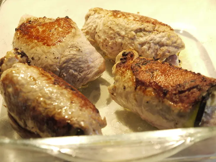 Мясные рулеты с начинкой из баклажан и брынзы „греческие мотивы“: шаг 4