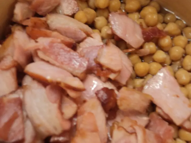 Теплый салат с нутом, беконом и помидорами: шаг 1