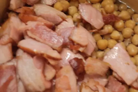 Теплый салат с нутом, беконом и помидорами: шаг 1