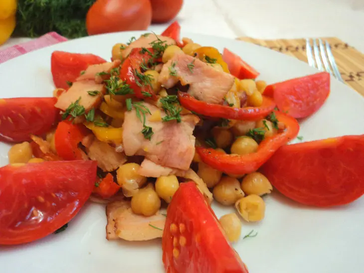 Теплый салат с нутом, беконом и помидорами: шаг 3