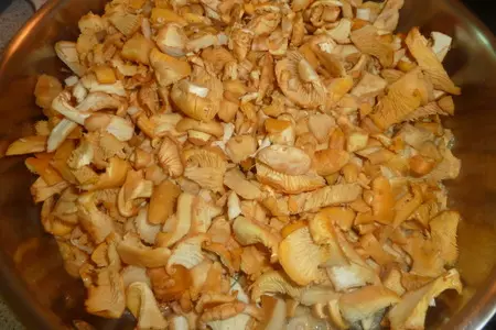 Песочный пирог " ароматный" с лисичками, сыром и луком: шаг 4
