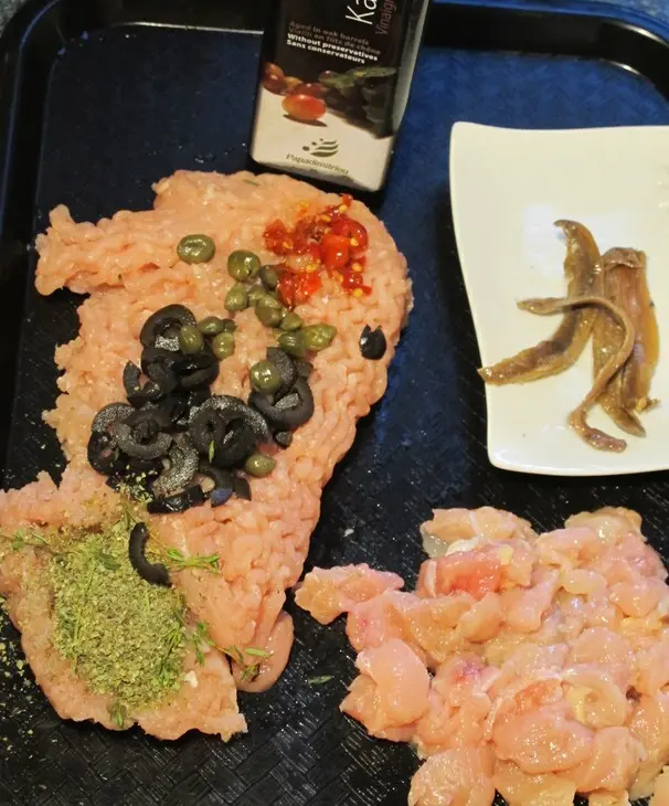 Куриный рулет с анчоусами.: шаг 1