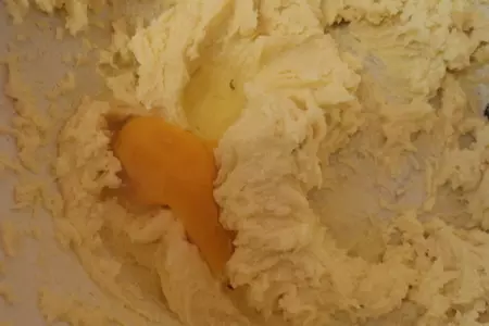 Торт с фундуком, нектаринами и сливочным кремом: шаг 4