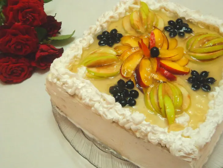 Торт с фундуком, нектаринами и сливочным кремом: шаг 8