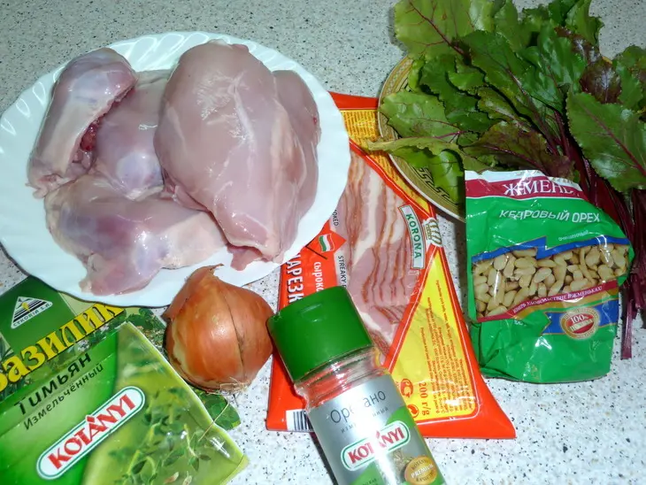 Пирог с куриным мясом, свекольными листьями и кедровыми орешками: шаг 3