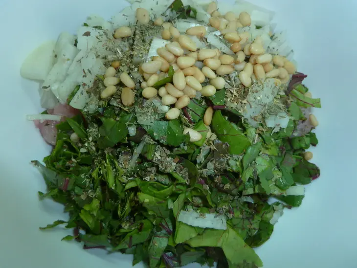 Пирог с куриным мясом, свекольными листьями и кедровыми орешками: шаг 5