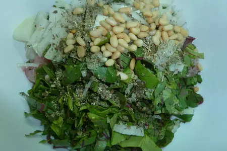 Пирог с куриным мясом, свекольными листьями и кедровыми орешками: шаг 5