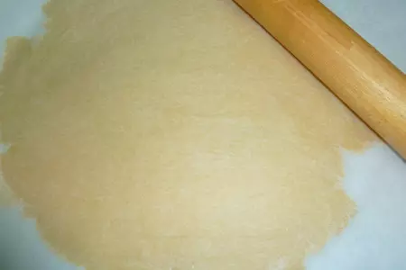 Пирог с куриным мясом, свекольными листьями и кедровыми орешками: шаг 6